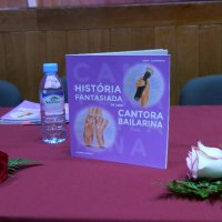 Livro "História fantasiada de uma cantora bailarina"